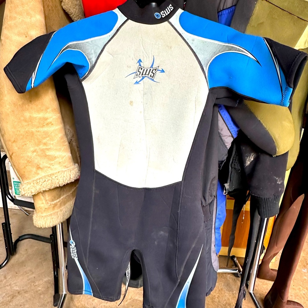 Wetsuit SWS Shorty  sz M boys in good condition some minor stains see photos